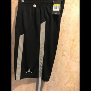 Jordan basketball shorts
Black/grey stripes